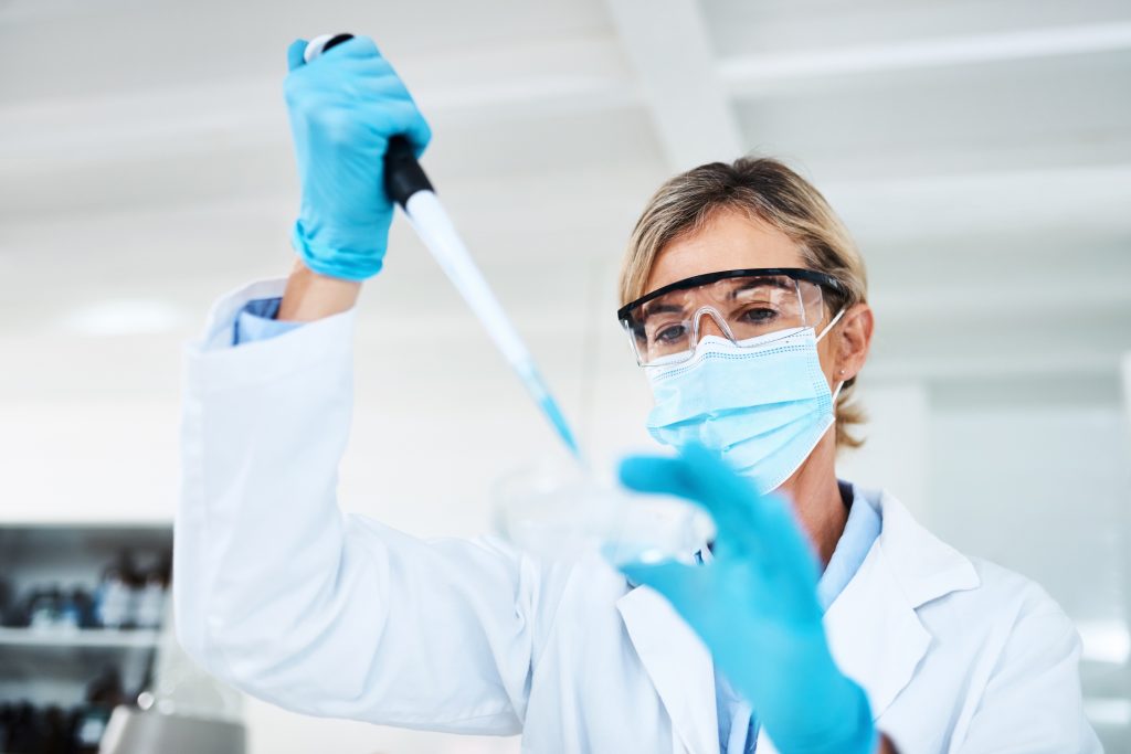 mujer realizando una analisis hormonal femenino en Laboratorio de analisis clinicos Lopez Salcedo